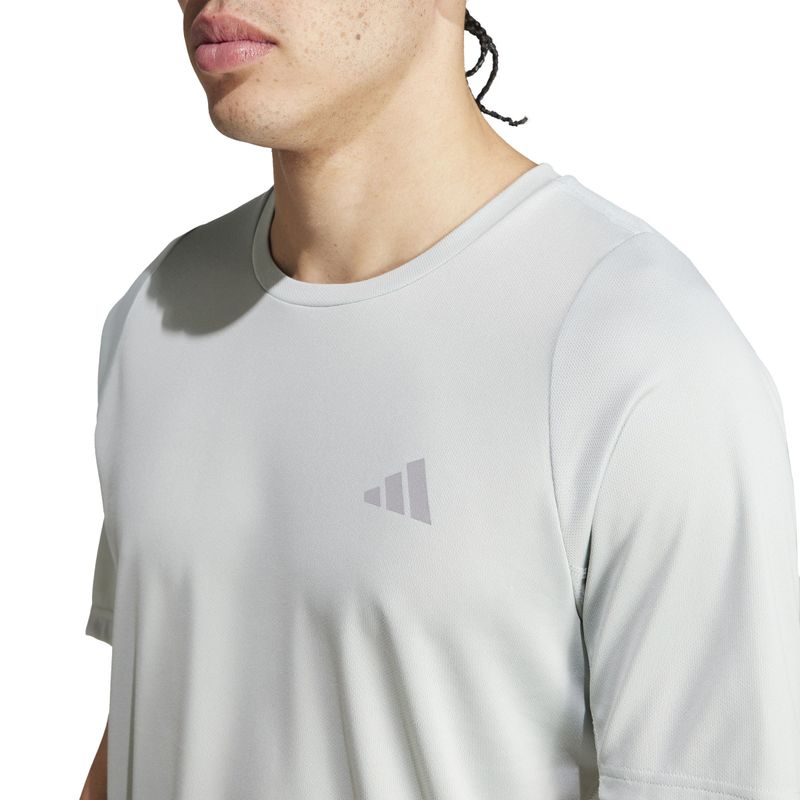 Camiseta-Manga-Corta-adidas-para-hombre-Run-Icons-3S-T-para-correr-color-gris.-Detalle-3