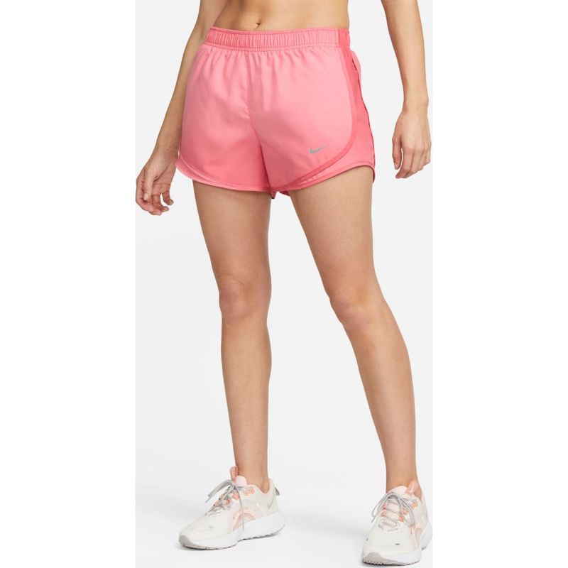 Pantaloneta-nike-para-mujer-W-Tempo-Short-Swsh-Prnt-para-correr-color-rosado.-Frente-Sobre-Modelo