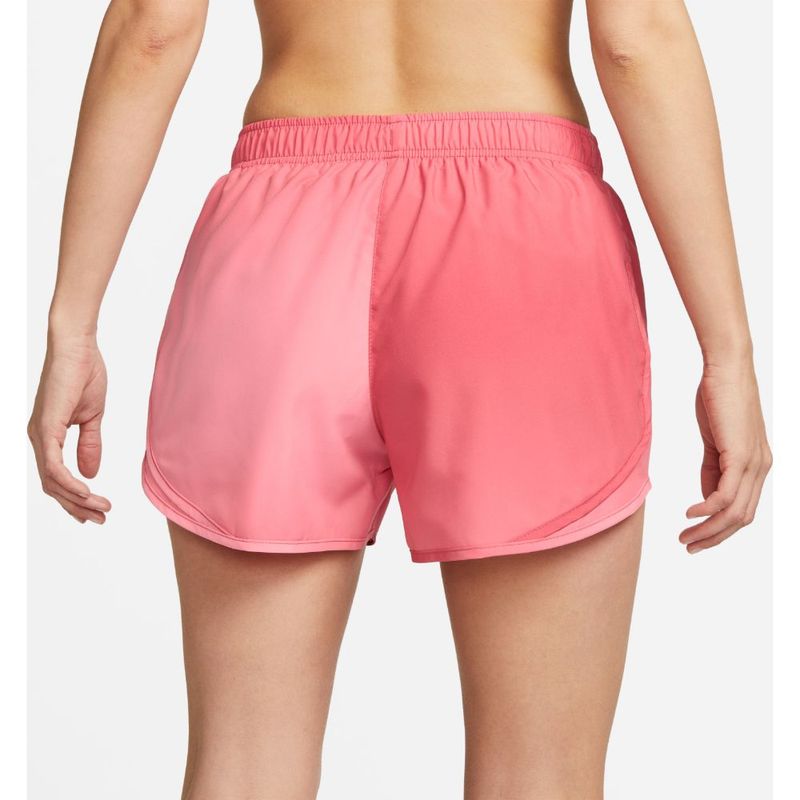 Pantaloneta-nike-para-mujer-W-Tempo-Short-Swsh-Prnt-para-correr-color-rosado.-Reverso-Sobre-Modelo