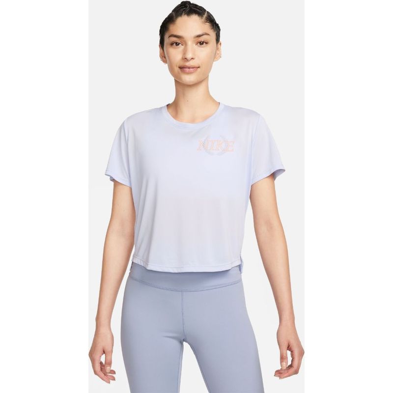 Camiseta-Manga-Corta-nike-para-mujer-W-Nk-One-Df-Ss-Std-Crp-Top-Grx-para-entrenamiento-color-morado.-Frente-Sobre-Modelo