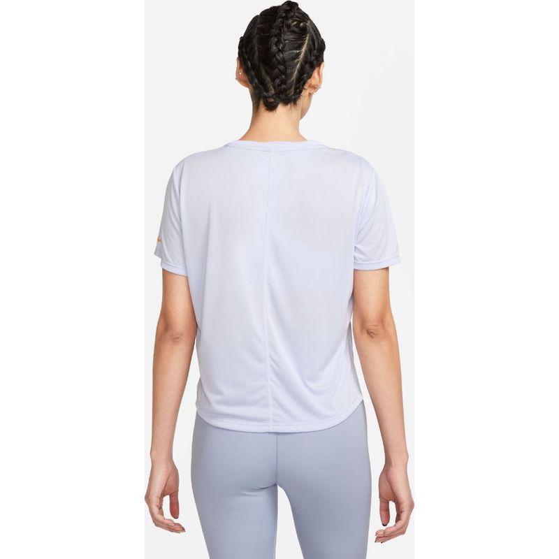 Camiseta-Manga-Corta-nike-para-mujer-W-Nk-One-Df-Ss-Std-Crp-Top-Grx-para-entrenamiento-color-morado.-Reverso-Sobre-Modelo