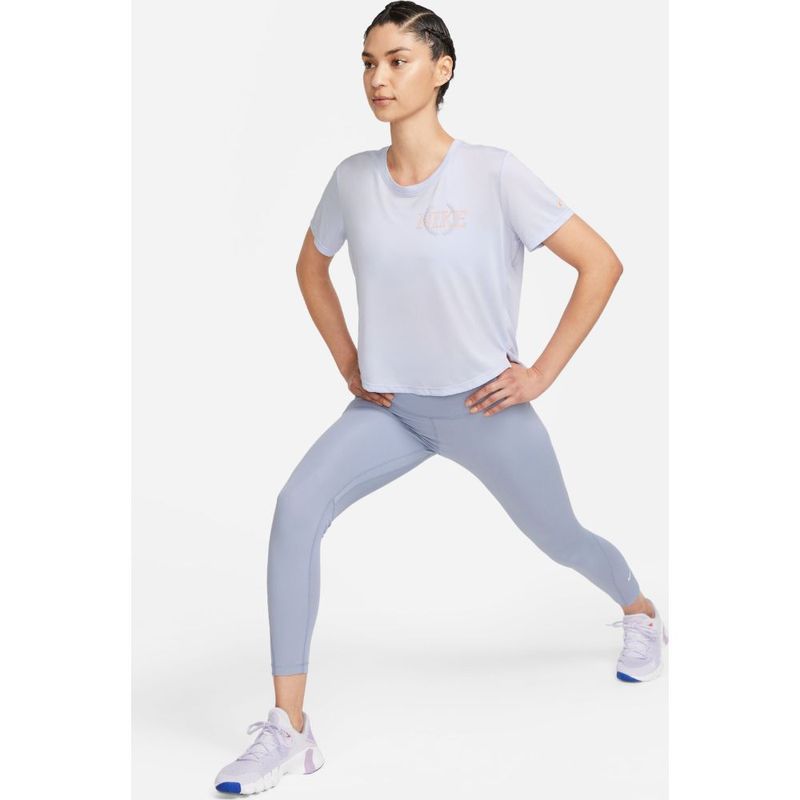 Camiseta-Manga-Corta-nike-para-mujer-W-Nk-One-Df-Ss-Std-Crp-Top-Grx-para-entrenamiento-color-morado.-Outfit-Completo