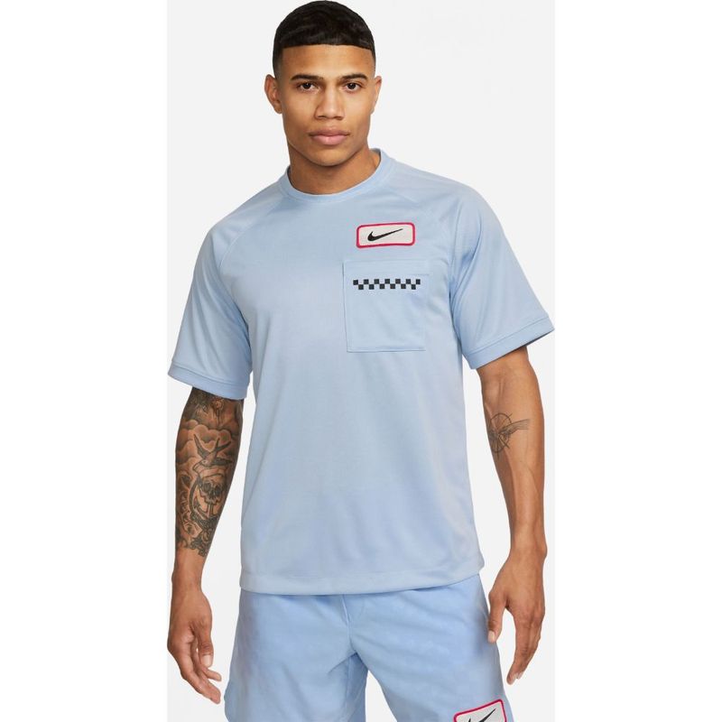 Camiseta-Manga-Corta-nike-para-hombre-M-Nk-Df-Top-Dye-Wild-Card-para-entrenamiento-color-azul.-Frente-Sobre-Modelo