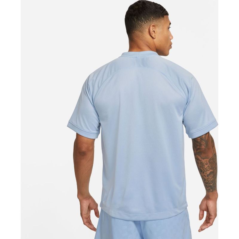 Camiseta-Manga-Corta-nike-para-hombre-M-Nk-Df-Top-Dye-Wild-Card-para-entrenamiento-color-azul.-Reverso-Sobre-Modelo