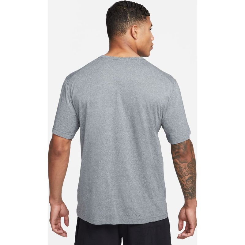 Camiseta-Manga-Corta-nike-para-hombre-M-Nk-Df-Uv-Hyverse-Ss-para-entrenamiento-color-gris.-Reverso-Sobre-Modelo