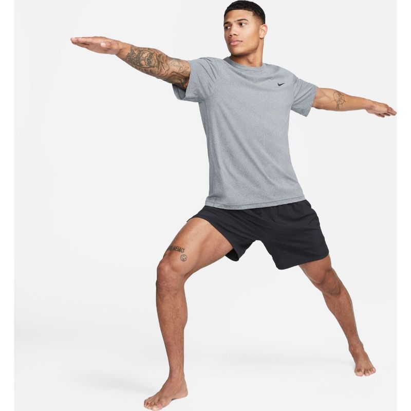 Camiseta-Manga-Corta-nike-para-hombre-M-Nk-Df-Uv-Hyverse-Ss-para-entrenamiento-color-gris.-Detalle-2