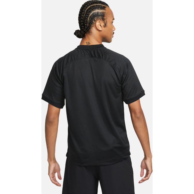 Camiseta-Manga-Corta-nike-para-hombre-M-Nk-Df-Top-Dye-Wild-Card-para-entrenamiento-color-negro.-Reverso-Sobre-Modelo