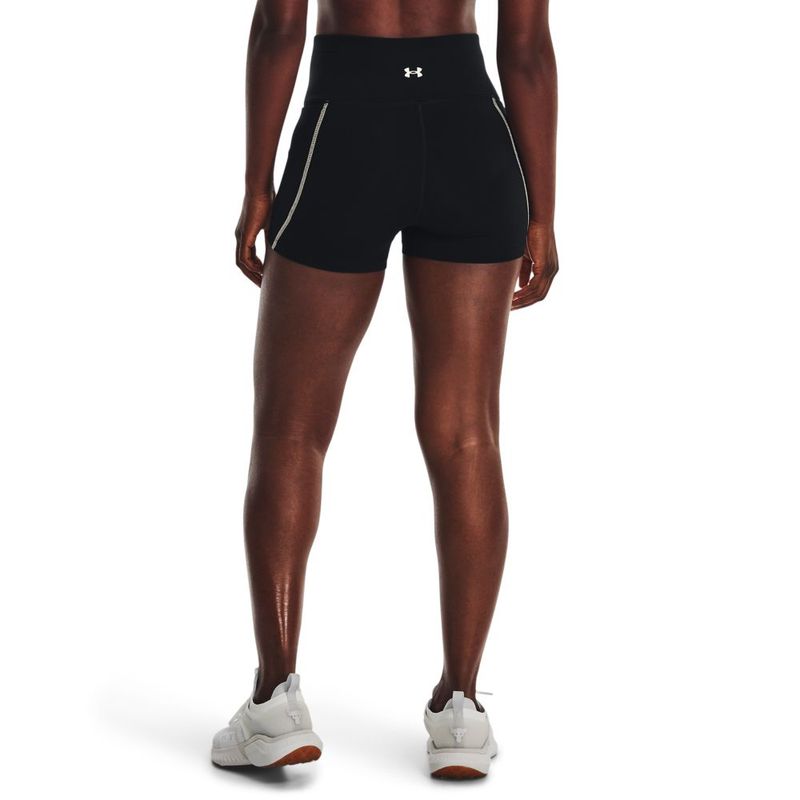 Pantaloneta-under-armour-para-mujer-Pjt-Rock-Meridian-Short-para-entrenamiento-color-negro.-Reverso-Sobre-Modelo