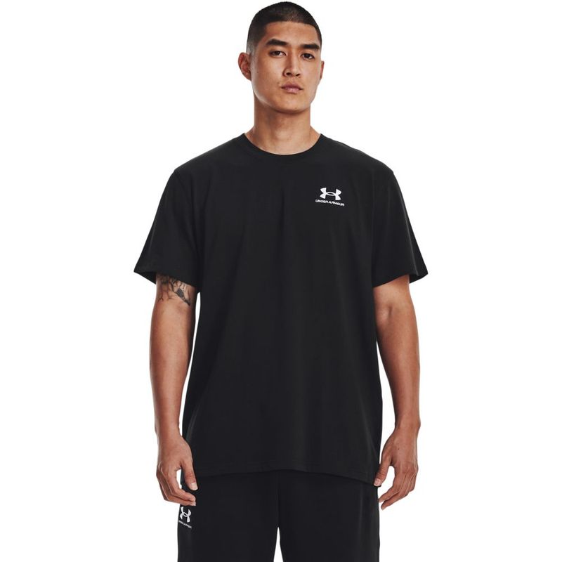 Camiseta-Manga-Sisa-under-armour-para-hombre-Ua-M-Logo-Emb-Heavyweight-Ss-para-entrenamiento-color-negro.-Frente-Sobre-Modelo