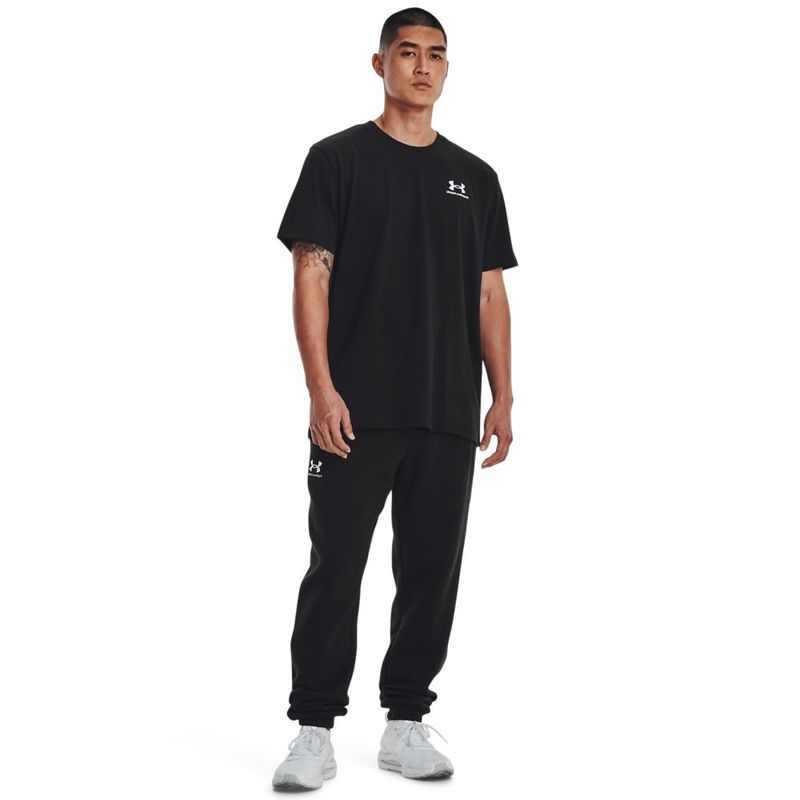 Camiseta-Manga-Sisa-under-armour-para-hombre-Ua-M-Logo-Emb-Heavyweight-Ss-para-entrenamiento-color-negro.-Outfit-Completo