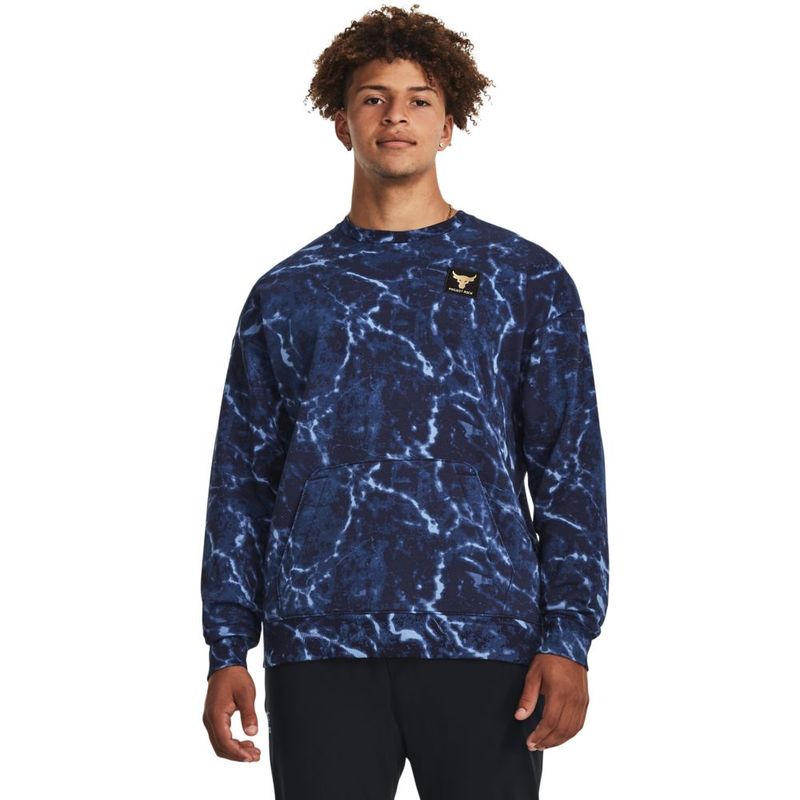 Buzo-under-armour-para-hombre-Pjt-Rock-Rival-Fleece-Crew-para-entrenamiento-color-azul.-Frente-Sobre-Modelo