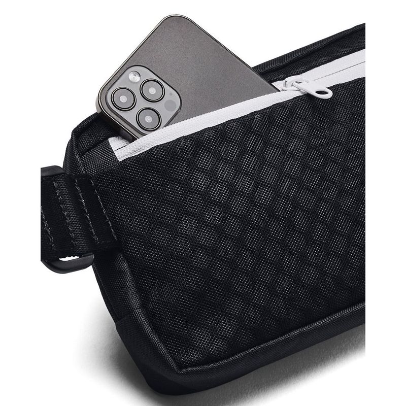 Canguro-under-armour-unisex-Ua-Loudon-Waist-Bag-Xbody-para-entrenamiento-color-negro.-Detalle-4