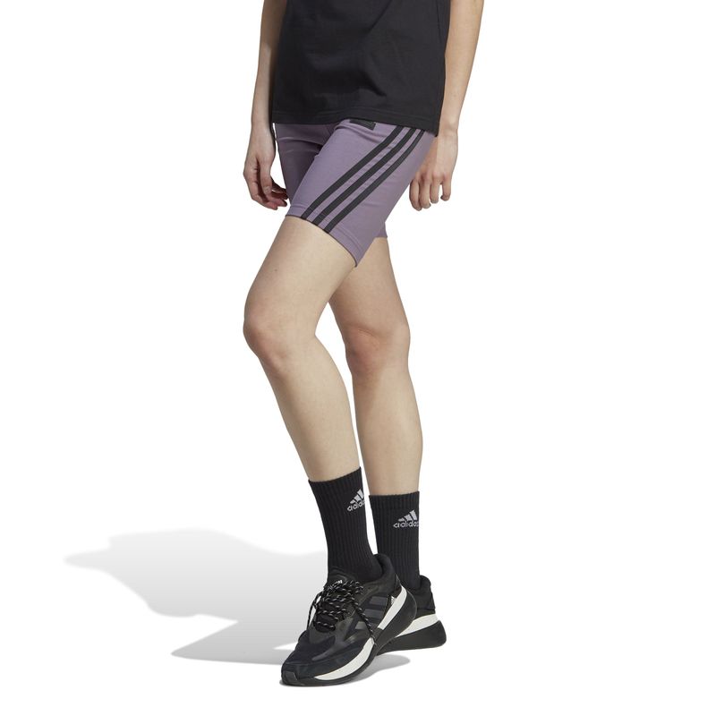 Licra-adidas-para-mujer-W-Fi-3S-Biker-para-entrenamiento-color-morado.-Frente-Sobre-Modelo