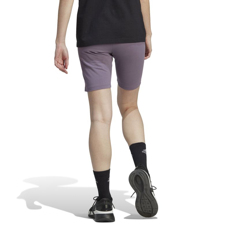 Licra-adidas-para-mujer-W-Fi-3S-Biker-para-entrenamiento-color-morado.-Reverso-Sobre-Modelo
