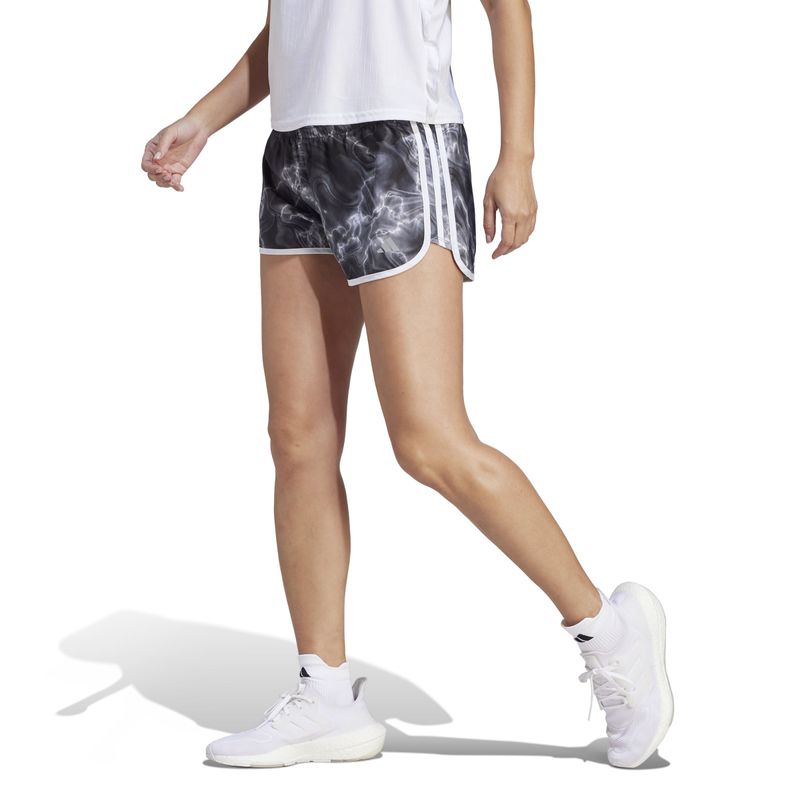 Pantaloneta-adidas-para-mujer-M20-Aop-Short-para-correr-color-negro.-Frente-Sobre-Modelo