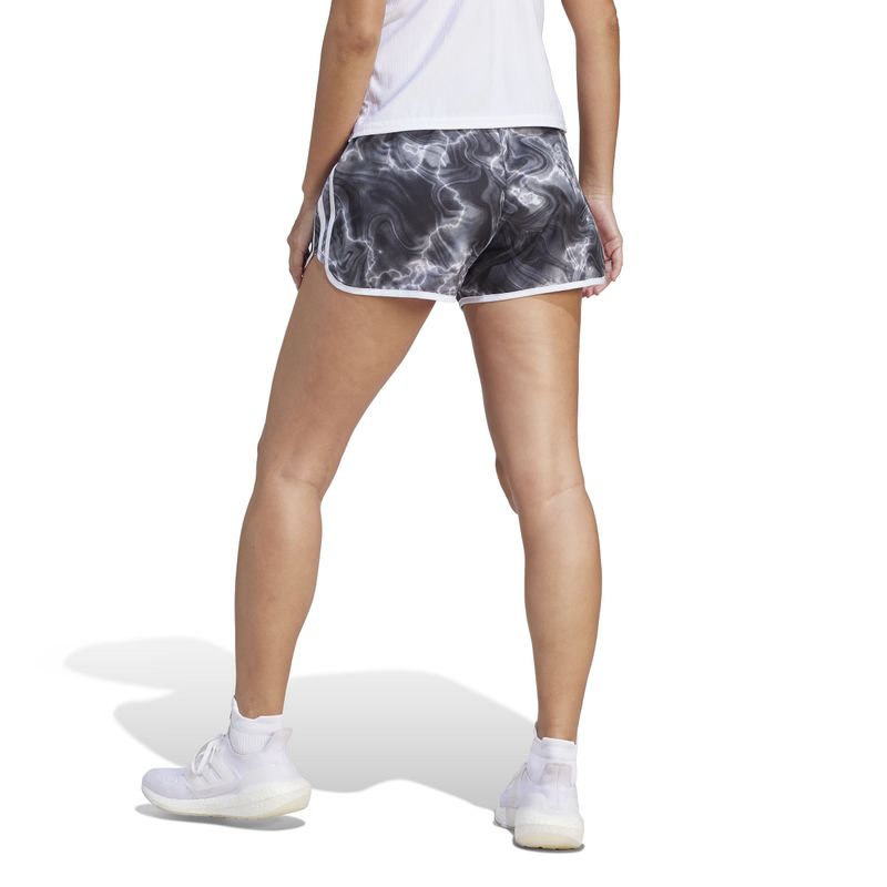 Pantaloneta-adidas-para-mujer-M20-Aop-Short-para-correr-color-negro.-Reverso-Sobre-Modelo