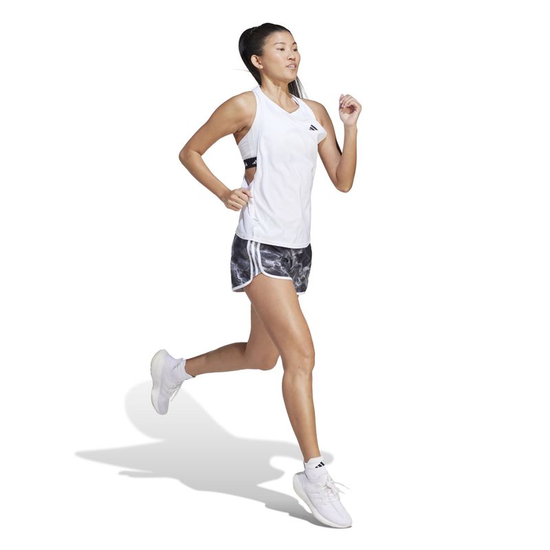 Pantaloneta-adidas-para-mujer-M20-Aop-Short-para-correr-color-negro.-Modelo-En-Movimiento