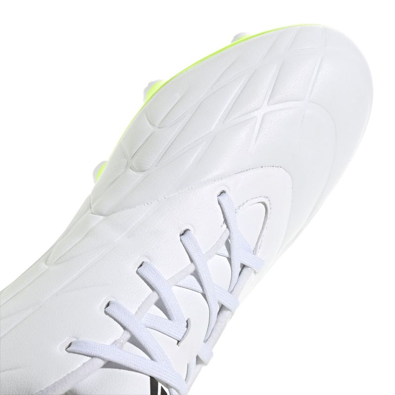 Guayos-adidas-para-hombre-Copa-Pure.3-Fg-para-futbol-color-blanco.-Detalle-2