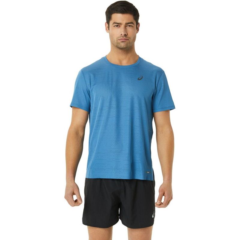 Camiseta-Manga-Corta-asics-para-hombre-Ventilate-Actibreez-para-correr-color-azul.-Frente-Sobre-Modelo