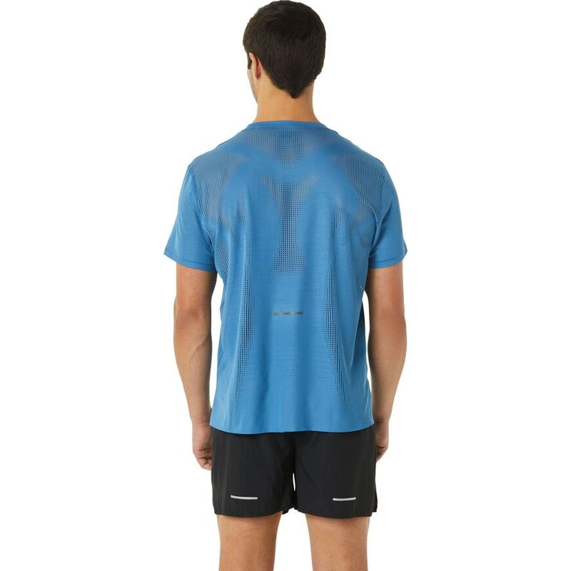 Camiseta-Manga-Corta-asics-para-hombre-Ventilate-Actibreez-para-correr-color-azul.-Reverso-Sobre-Modelo