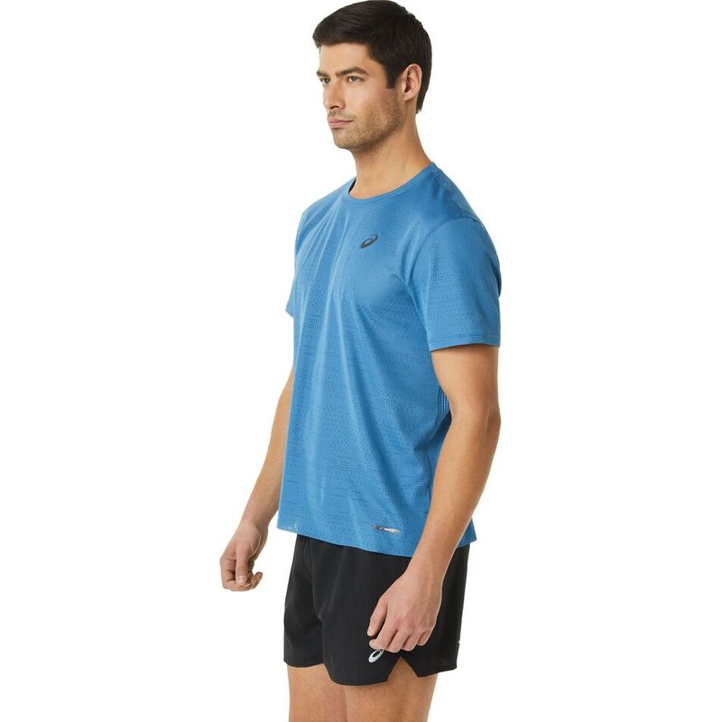Camiseta-Manga-Corta-asics-para-hombre-Ventilate-Actibreez-para-correr-color-azul.-Lateral-Sobre-Modelo