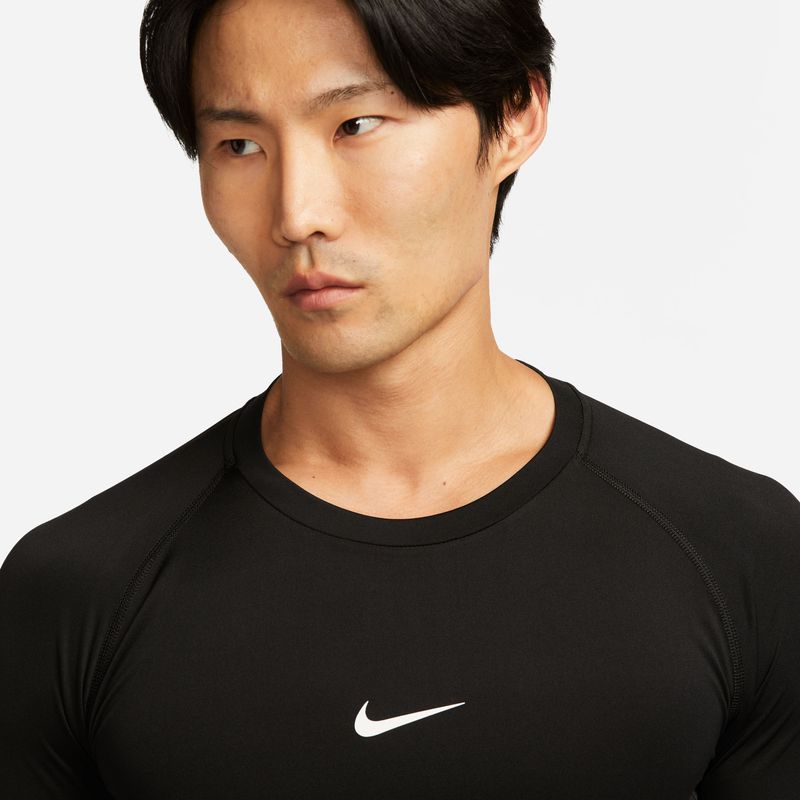 Camiseta-Manga-Sisa-nike-para-hombre-M-Np-Df-Tight-Top-Ls-para-entrenamiento-color-blanco.-Detalle-5-