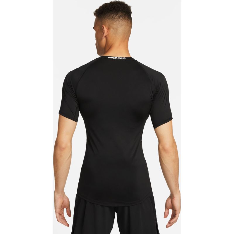 Camiseta-Manga-Corta-nike-para-hombre-M-Np-Df-Tight-Top-Ss-para-entrenamiento-color-blanco.-Reverso-Sobre-Modelo