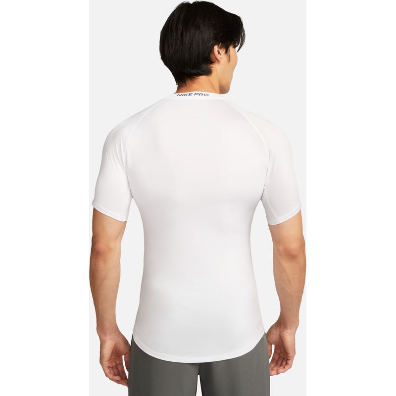 Camiseta-Manga-Corta-nike-para-hombre-M-Np-Df-Tight-Top-Ss-para-entrenamiento-color-blanco.-Reverso-Sobre-Modelo