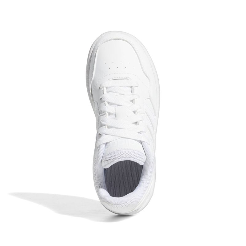 Tenis-adidas-para-niño-Hoops-3.0-K-para-moda-color-blanco.-Capellada