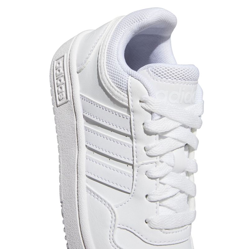 Tenis-adidas-para-niño-Hoops-3.0-K-para-moda-color-blanco.-Detalle-1