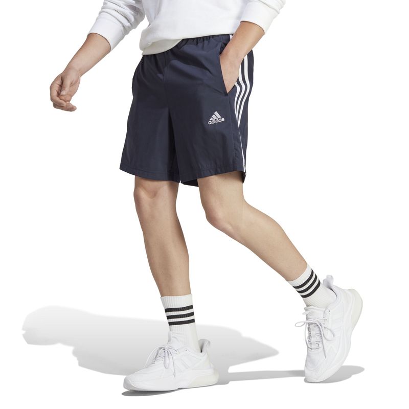 Pantaloneta-adidas-para-hombre-M-3S-Chelsea-para-moda-color-azul.-Frente-Sobre-Modelo