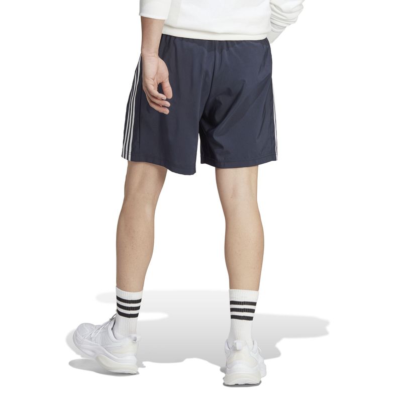 Pantaloneta-adidas-para-hombre-M-3S-Chelsea-para-moda-color-azul.-Reverso-Sobre-Modelo