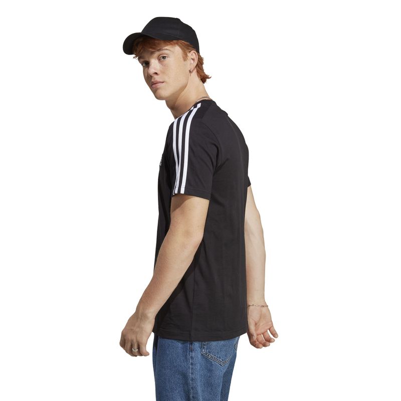 Camiseta-Manga-Corta-adidas-para-hombre-M-3S-Sj-T-para-moda-color-negro.-Lateral-Sobre-Modelo