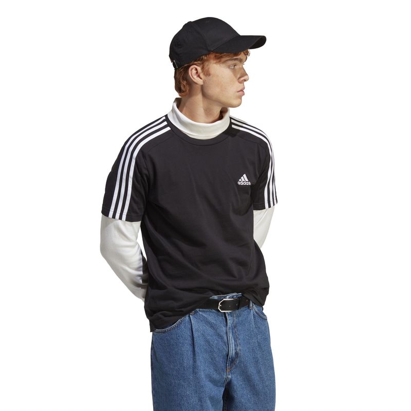 Camiseta-Manga-Corta-adidas-para-hombre-M-3S-Sj-T-para-moda-color-negro.-Modelo-En-Movimiento