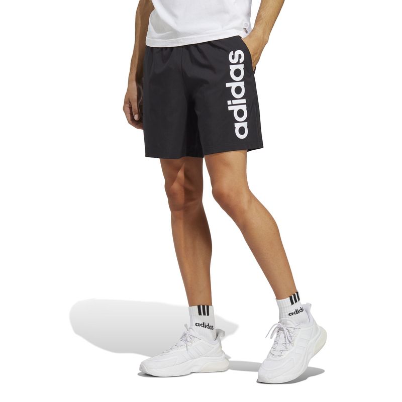 Pantaloneta-adidas-para-hombre-M-Lin-Chelsea-para-moda-color-negro.-Frente-Sobre-Modelo