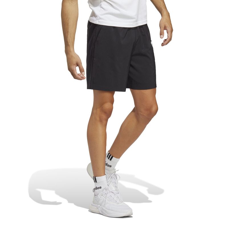 Pantaloneta-adidas-para-hombre-M-Lin-Chelsea-para-moda-color-negro.-Modelo-En-Movimiento