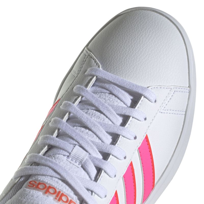 Tenis-adidas-para-mujer-Grand-Court-2.0-para-moda-color-blanco.-Detalle-1