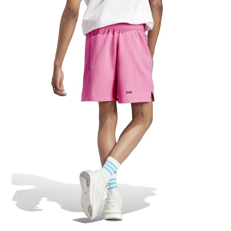Pantaloneta-adidas-para-hombre-M-Z.N.E.-Pr-Sho-para-moda-color-rosado.-Reverso-Sobre-Modelo