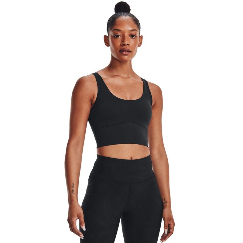 Camiseta-Manga-Sisa-under-armour-para-mujer-Meridian-Fitted-Crop-Tank-para-entrenamiento-color-negro.-Frente-Sobre-Modelo