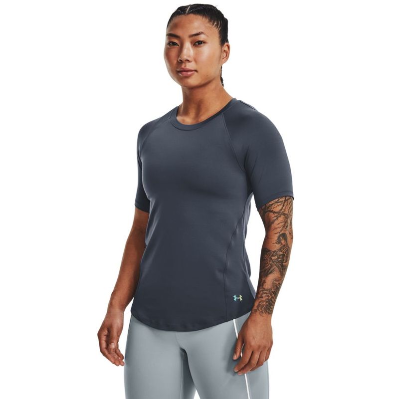 Camiseta-Manga-Corta-under-armour-para-mujer-Ua-Rush-Ss-para-entrenamiento-color-gris.-Frente-Sobre-Modelo