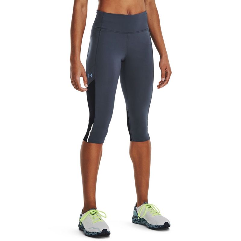 Licra-under-armour-para-mujer-Ua-Fly-Fast-Speed-Capri-para-correr-color-negro.-Frente-Sobre-Modelo
