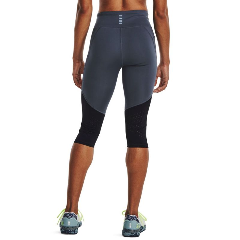 Licra-under-armour-para-mujer-Ua-Fly-Fast-Speed-Capri-para-correr-color-negro.-Reverso-Sobre-Modelo