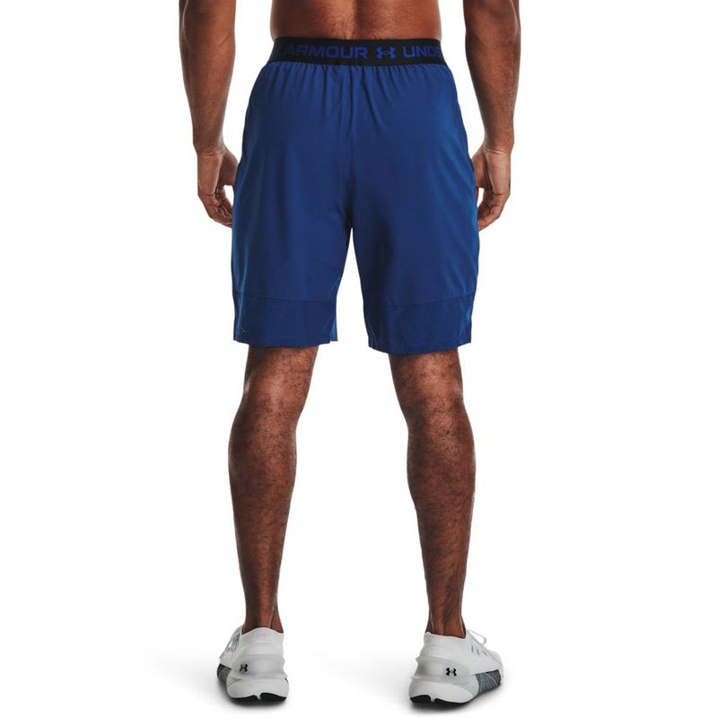Pantaloneta-under-armour-para-hombre-Ua-Vanish-Woven-8In-Shorts-para-entrenamiento-color-azul.-Reverso-Sobre-Modelo