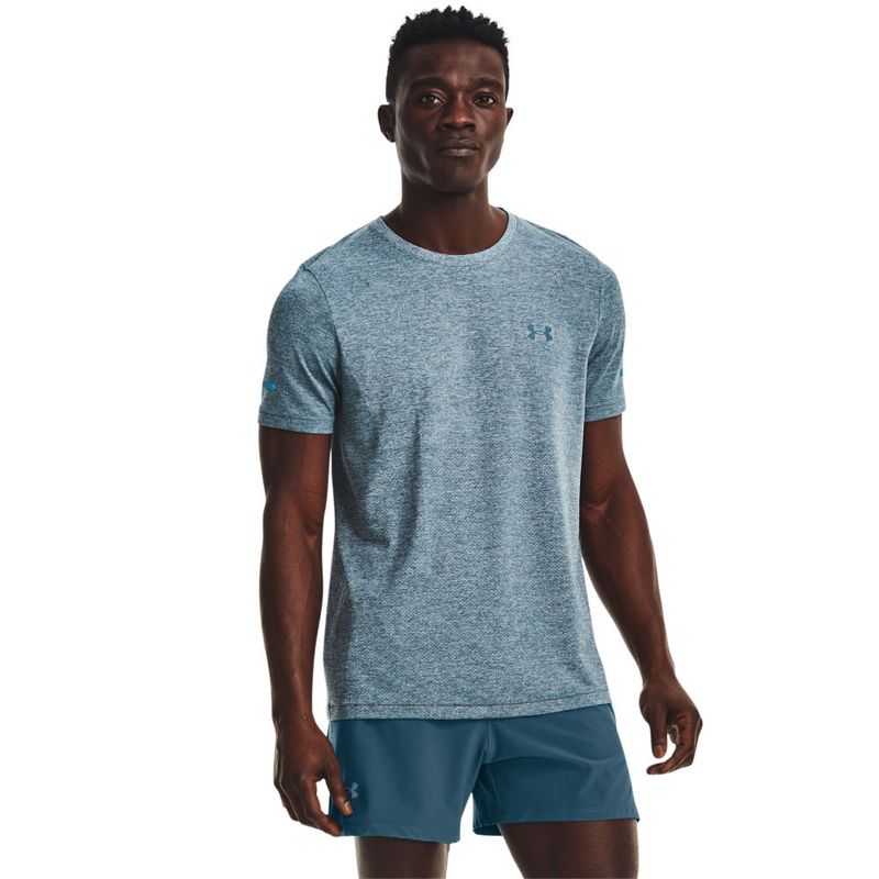 Camiseta-Manga-Corta-under-armour-para-hombre-Ua-Seamless-Stride-Ss-para-correr-color-azul.-Frente-Sobre-Modelo