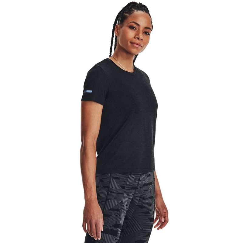 Camiseta-Manga-Corta-under-armour-para-mujer-Ua-Seamless-Stride-Ss-para-correr-color-negro.-Frente-Sobre-Modelo