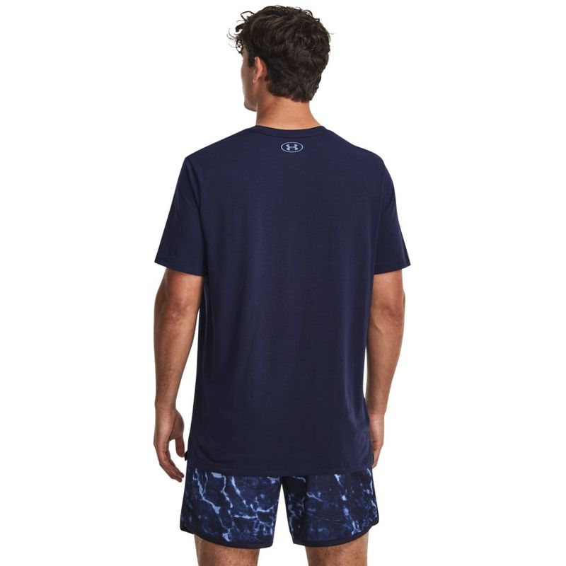Camiseta-Manga-Corta-under-armour-para-hombre-Ua-Pjt-Rock-St-Ss-para-entrenamiento-color-azul.-Reverso-Sobre-Modelo
