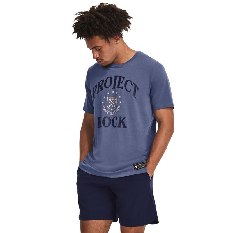 Camiseta-Manga-Corta-under-armour-para-hombre-Ua-Pjt-Rock-St-Ss-para-entrenamiento-color-azul.-Frente-Sobre-Modelo