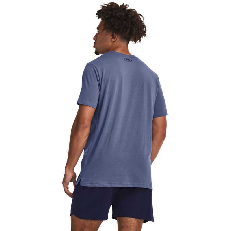 Camiseta-Manga-Corta-under-armour-para-hombre-Ua-Pjt-Rock-St-Ss-para-entrenamiento-color-azul.-Reverso-Sobre-Modelo