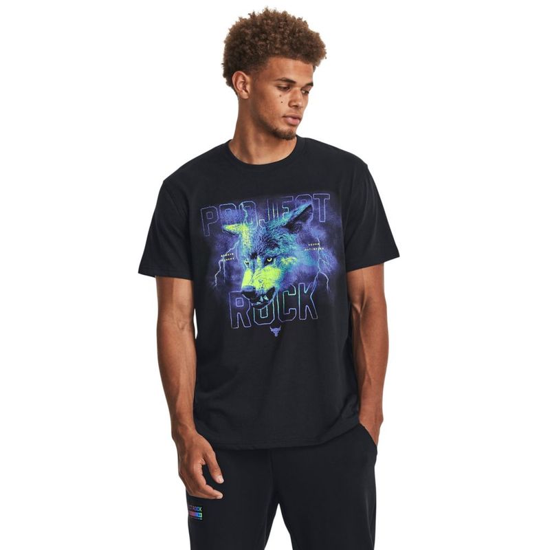 Camiseta-Manga-Corta-under-armour-para-hombre-Ua-Pjt-Rock-Wolf-Hw-Ss-para-entrenamiento-color-negro.-Frente-Sobre-Modelo