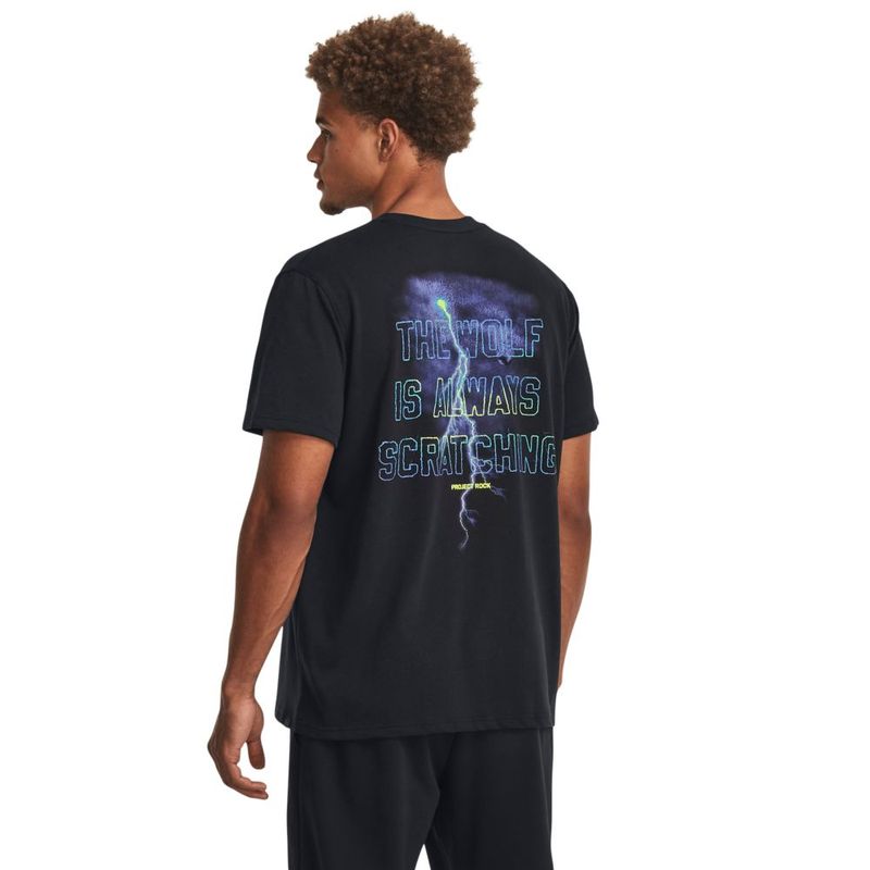 Camiseta-Manga-Corta-under-armour-para-hombre-Ua-Pjt-Rock-Wolf-Hw-Ss-para-entrenamiento-color-negro.-Reverso-Sobre-Modelo